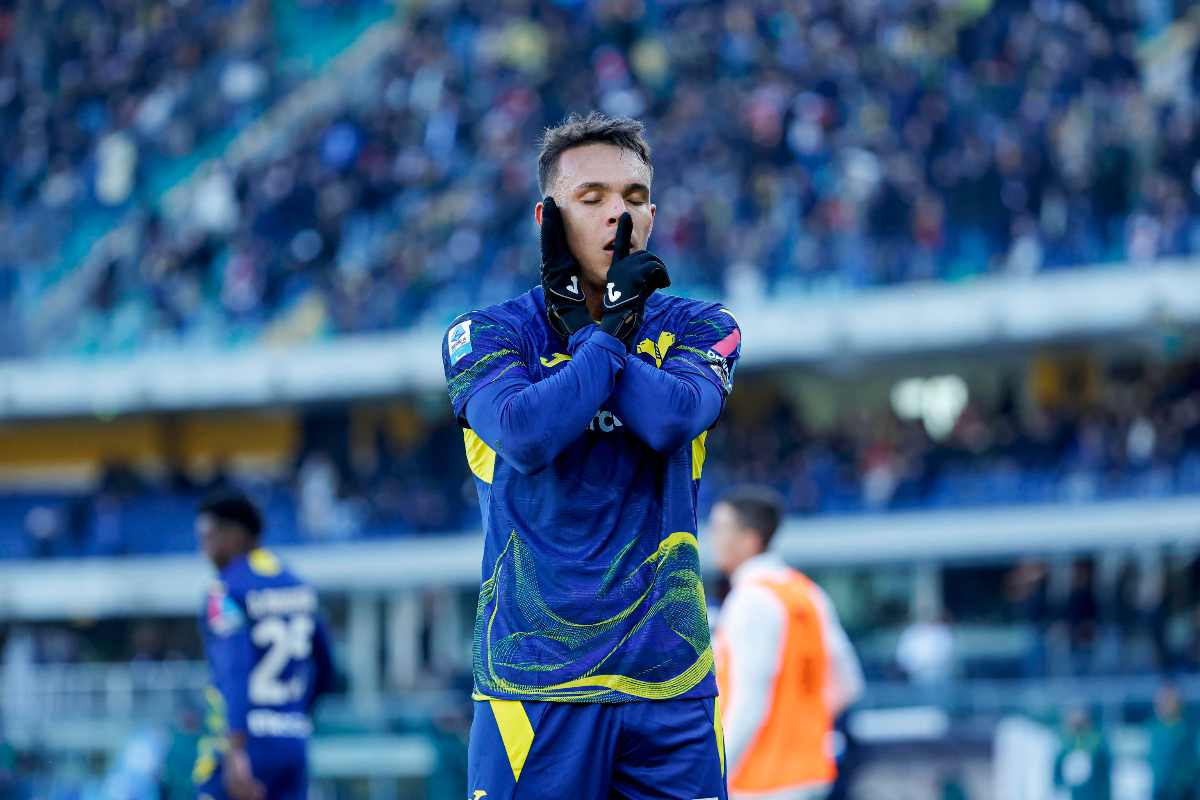 Giovane esulta dopo aver segnato in campionato con la maglia del Verona