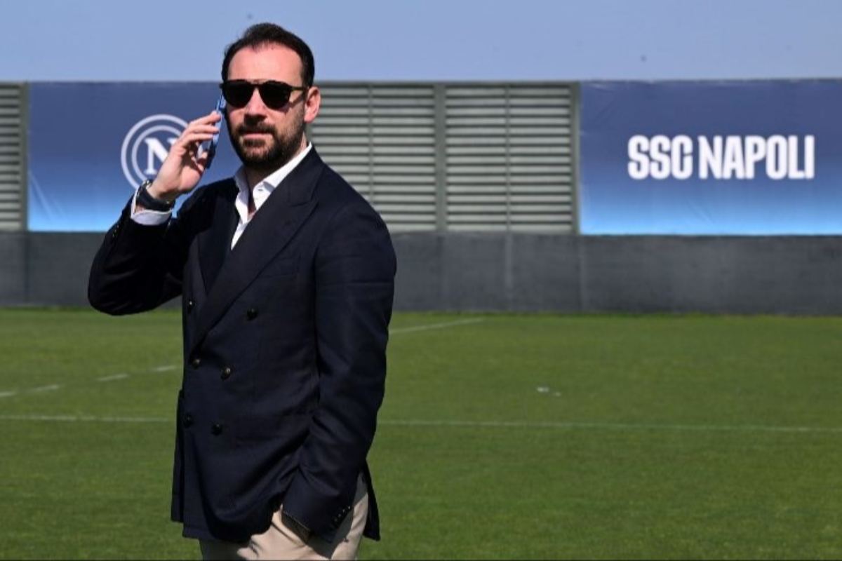 Giovanni Manna al telefono al centro d'allenamento