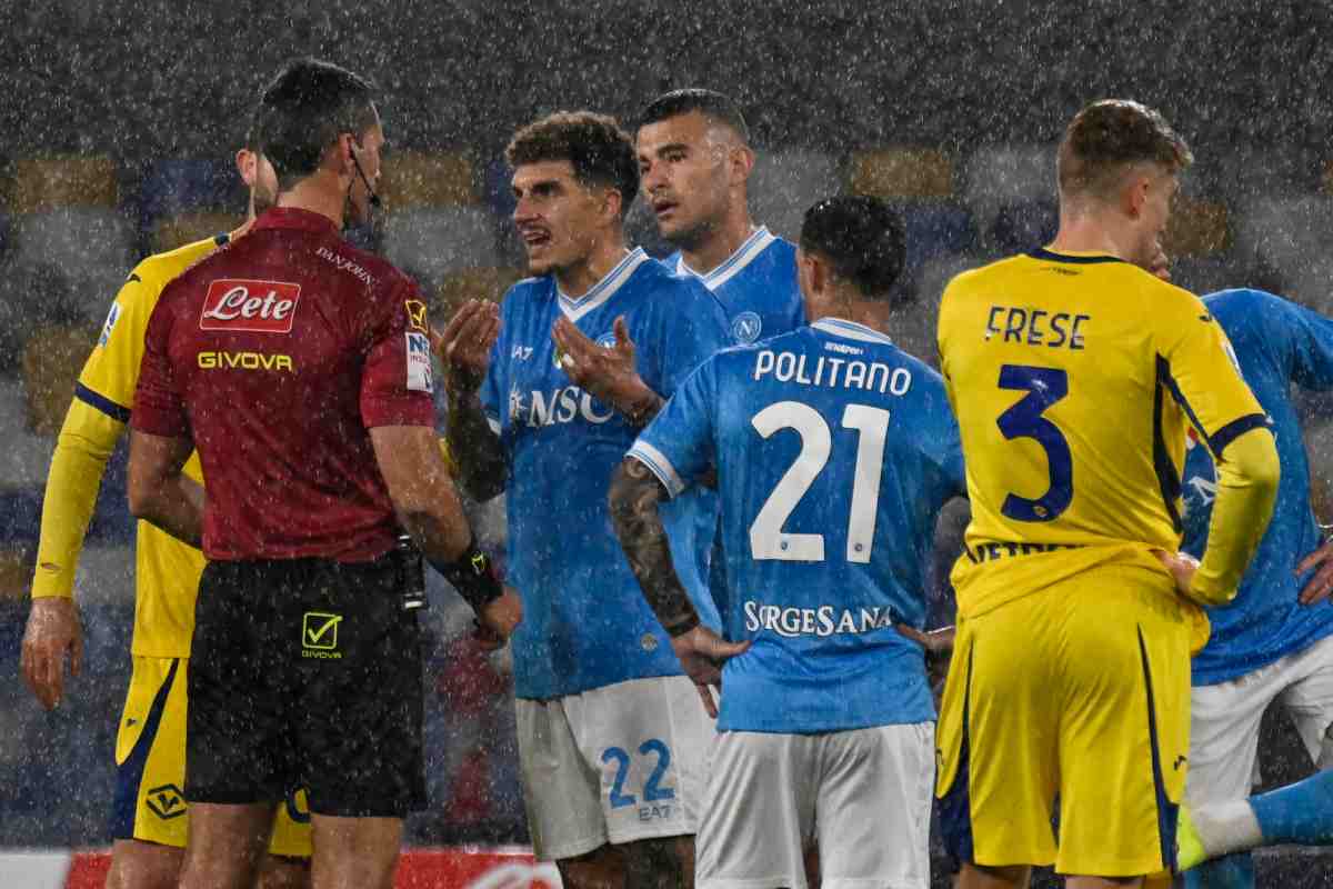 Di Lorenzo a dialogo con l'arbitro in Napoli-Verona