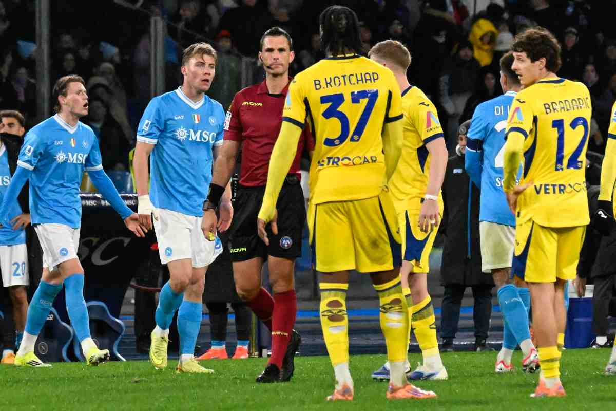 Giocatori Napoli in campo contro il Verona
