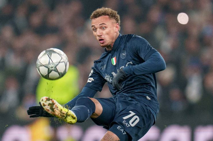 Noa Lang in campo con la maglia del Napoli