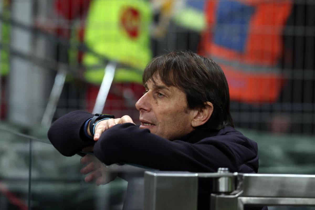 Antonio Conte assiste ad una gara di Serie A del Napoli