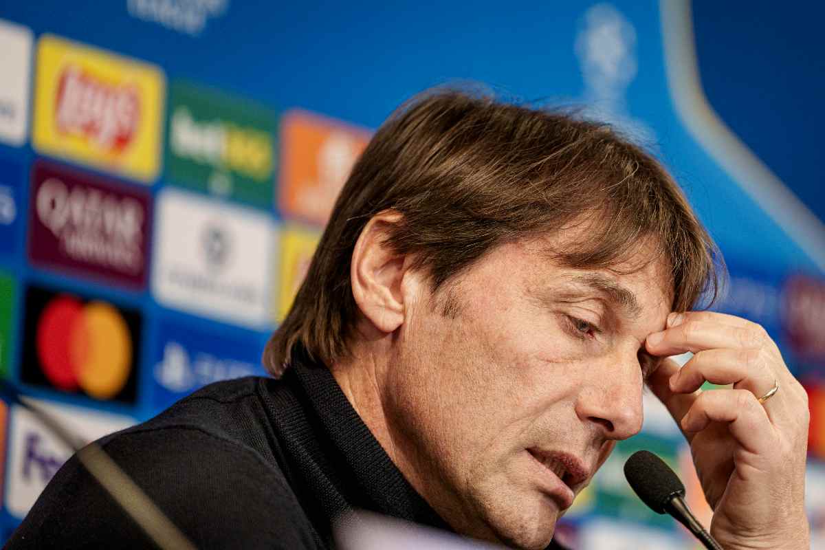 Conte con espressione preoccupata in conferenza stampa per i tanti infortuni del Napoli, fra cui quello di Neres