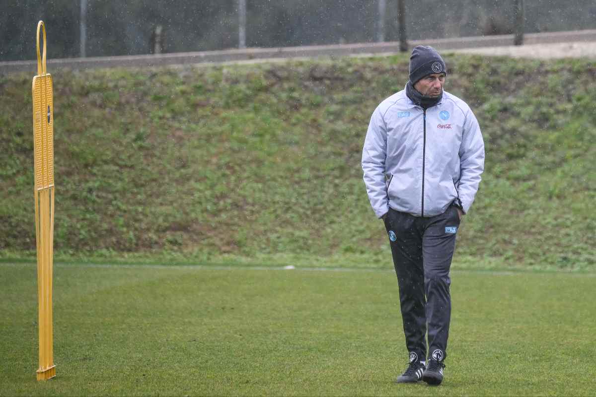 Antonio Conte mentre assiste ad un allenamento del Napoli