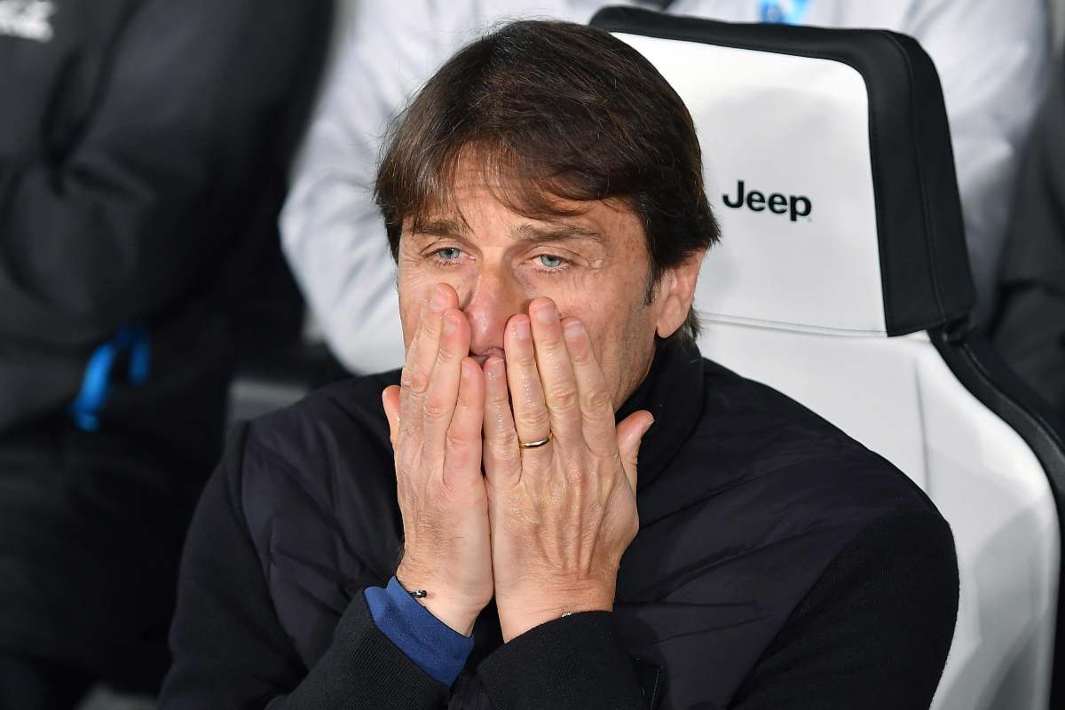 Antonio Conte visibilmente preoccupato a bordo campo durante una partita del Napoli contro la Juventus nella stagione 2026.
