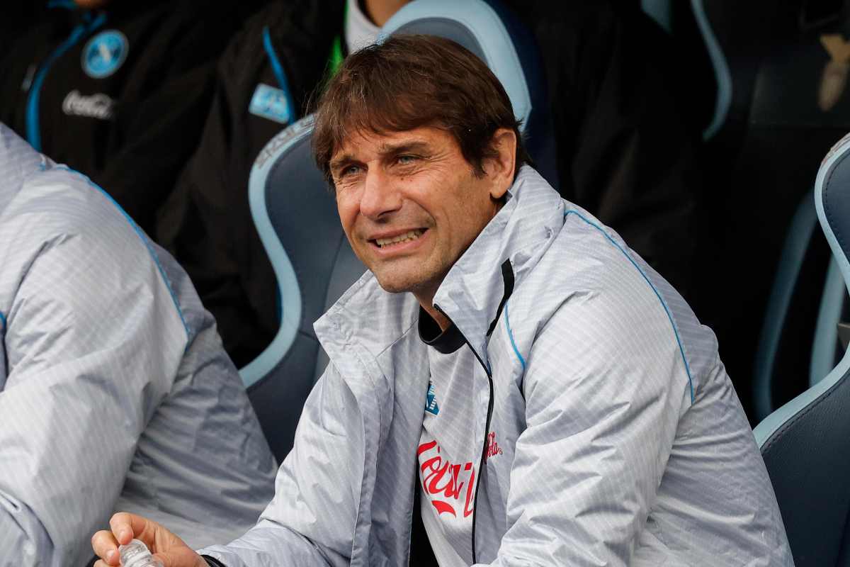 Antonio Conte in panchina con il Napoli