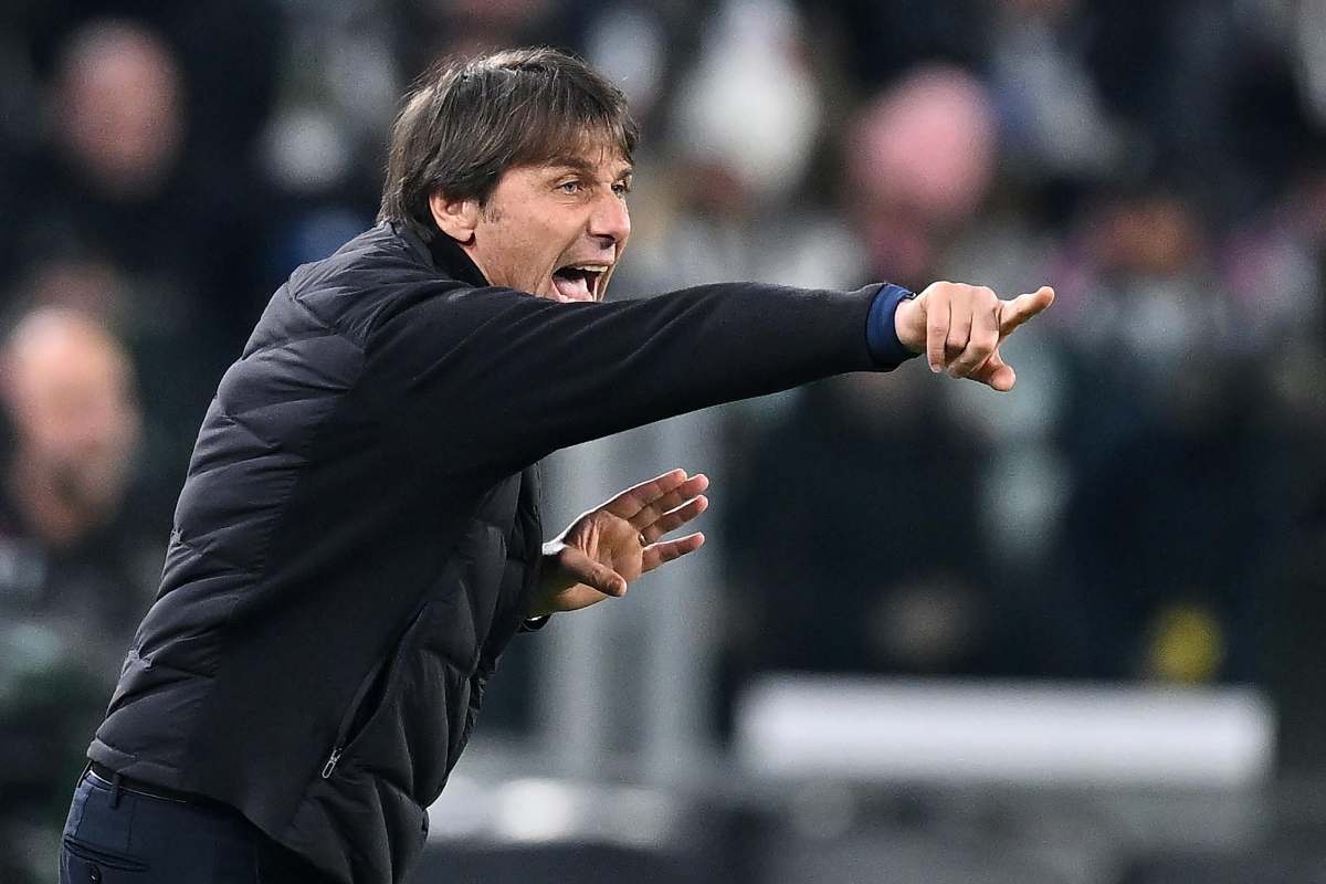 Antonio Conte guida il Napoli durante una partita contro la Juventusd, impartendo istruzioni con determinazione dalla panchina.