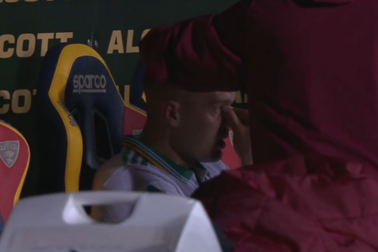 Dovbyk in panchina dopo l'infortunio nella gara fra Roma e Lecce