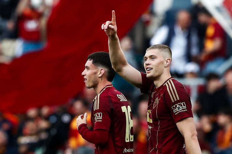 Dovbyk esulta al gol con la Roma