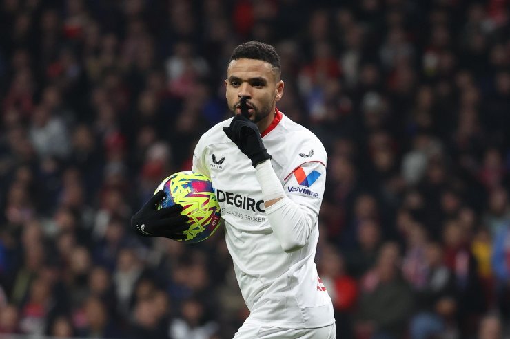 En-Nesyri esulta dopo un gol segnato con la maglia del Siviglia