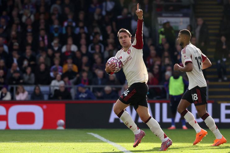 Chiesa esulta al gol con il Liverpool