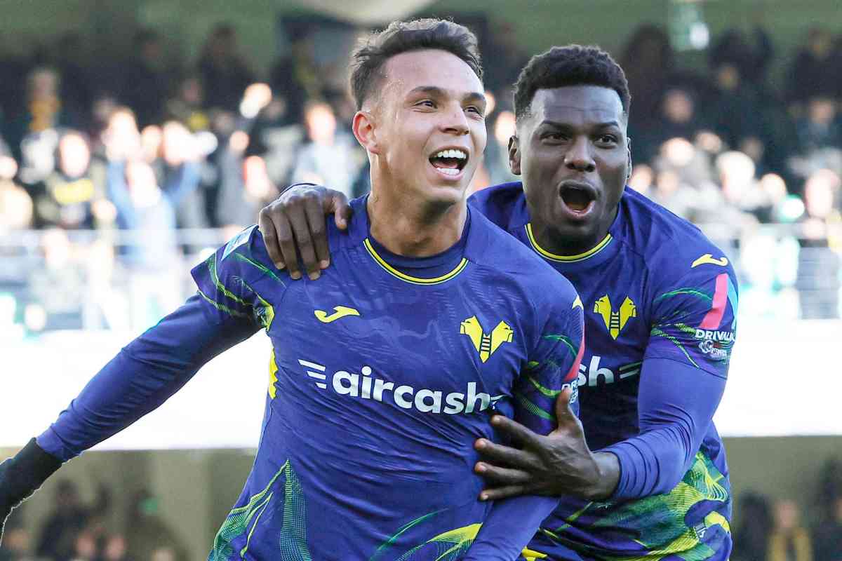 Giovane esulta dopo aver segnato in campionato con la maglia del Verona