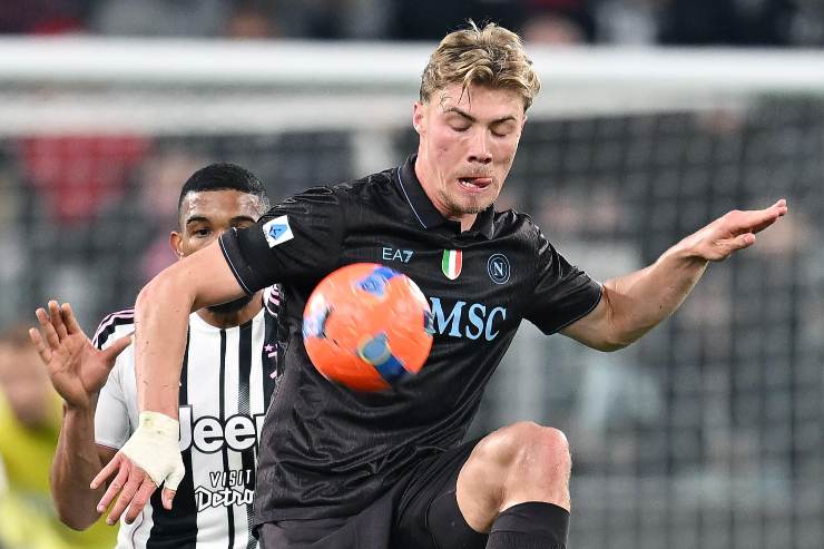 Rasmus Højlund, attaccante del Napoli, controlla un pallone durante un'azione di gioco contro la Juventus, nella Serie A 2025/2026.