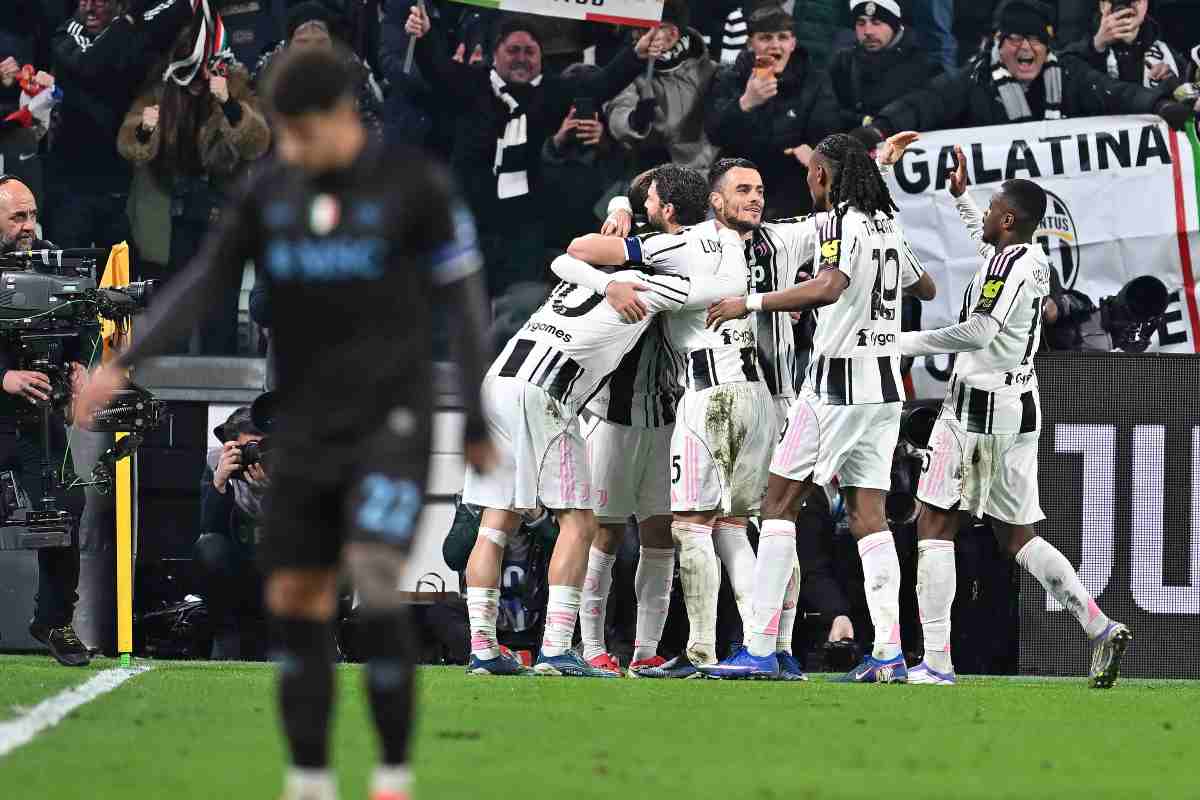 Di Lorenzo sconsolato dopo una delle reti subite dal Napoli contro la Juventus
