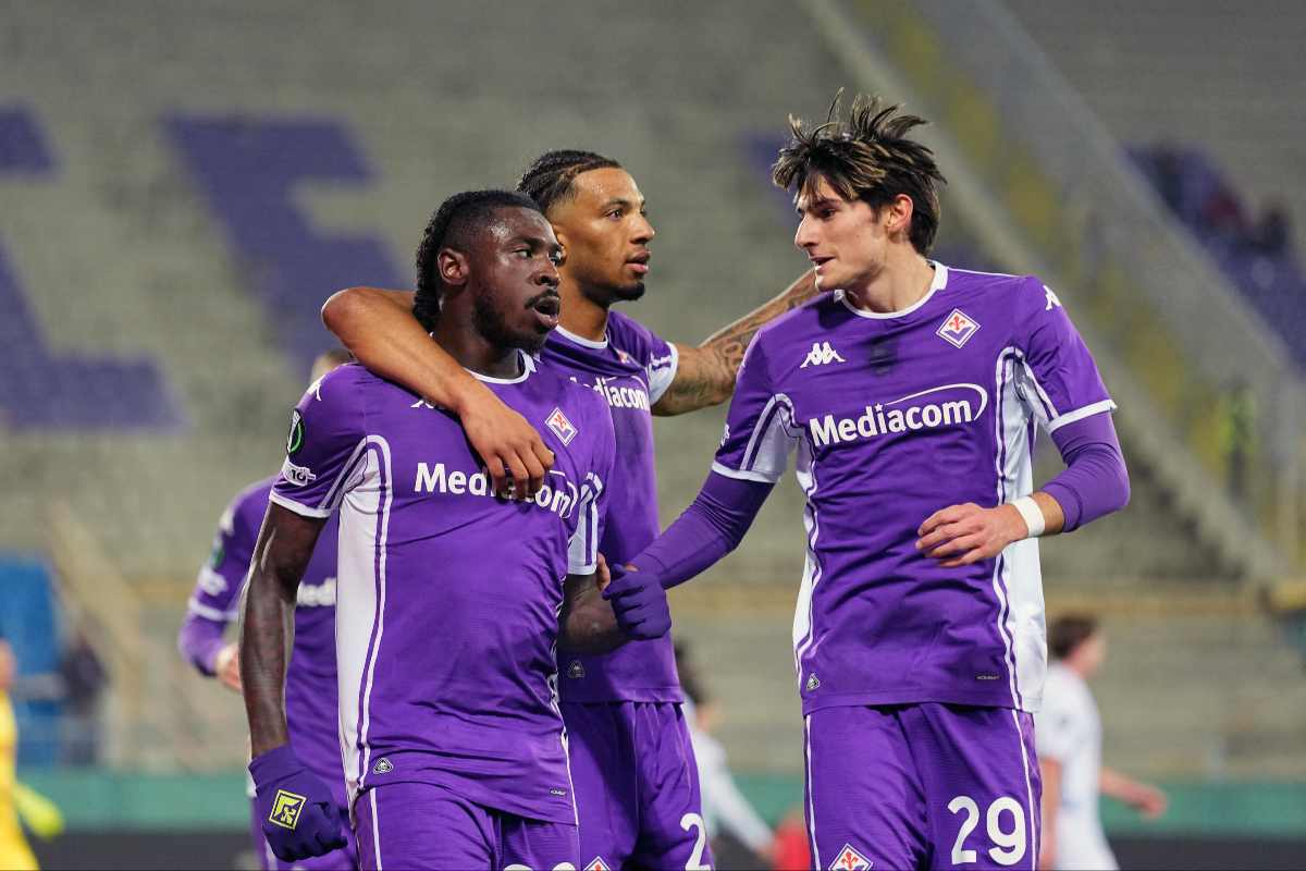 Kean, Ndour e Fortini esultano dopo un gol della Fiorentina