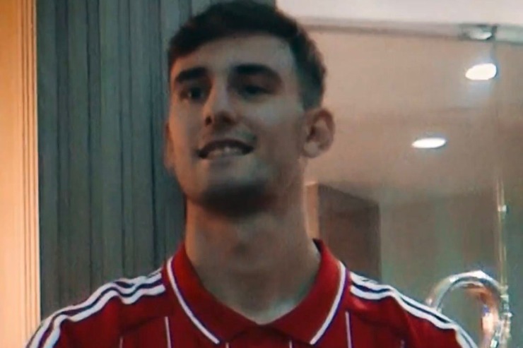 Lorenzo Lucca con la maglia del Nottingham Forest
