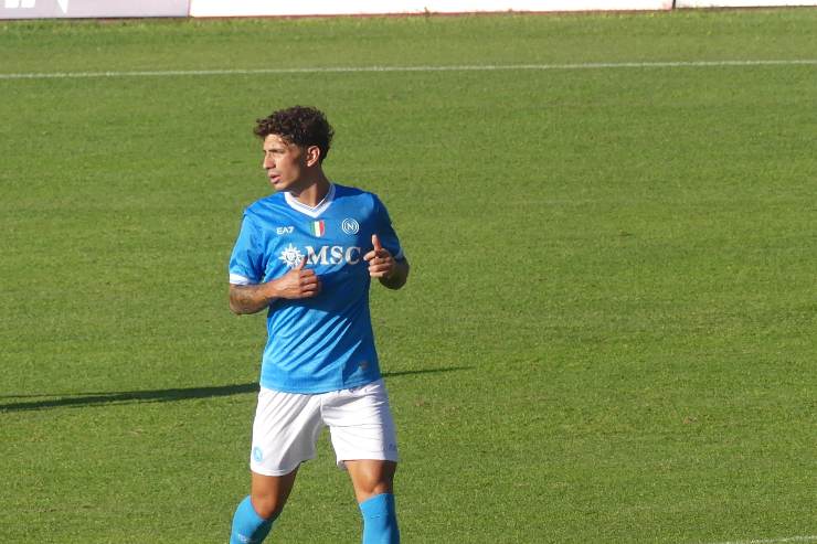 Luca Marianucci corre in campo con il Napoli