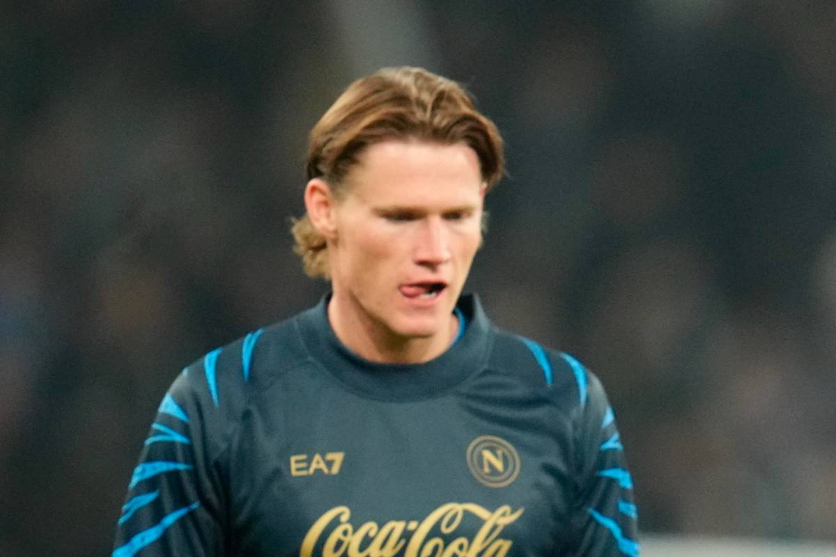 McTominay perplesso durante un allenamento del Napoli