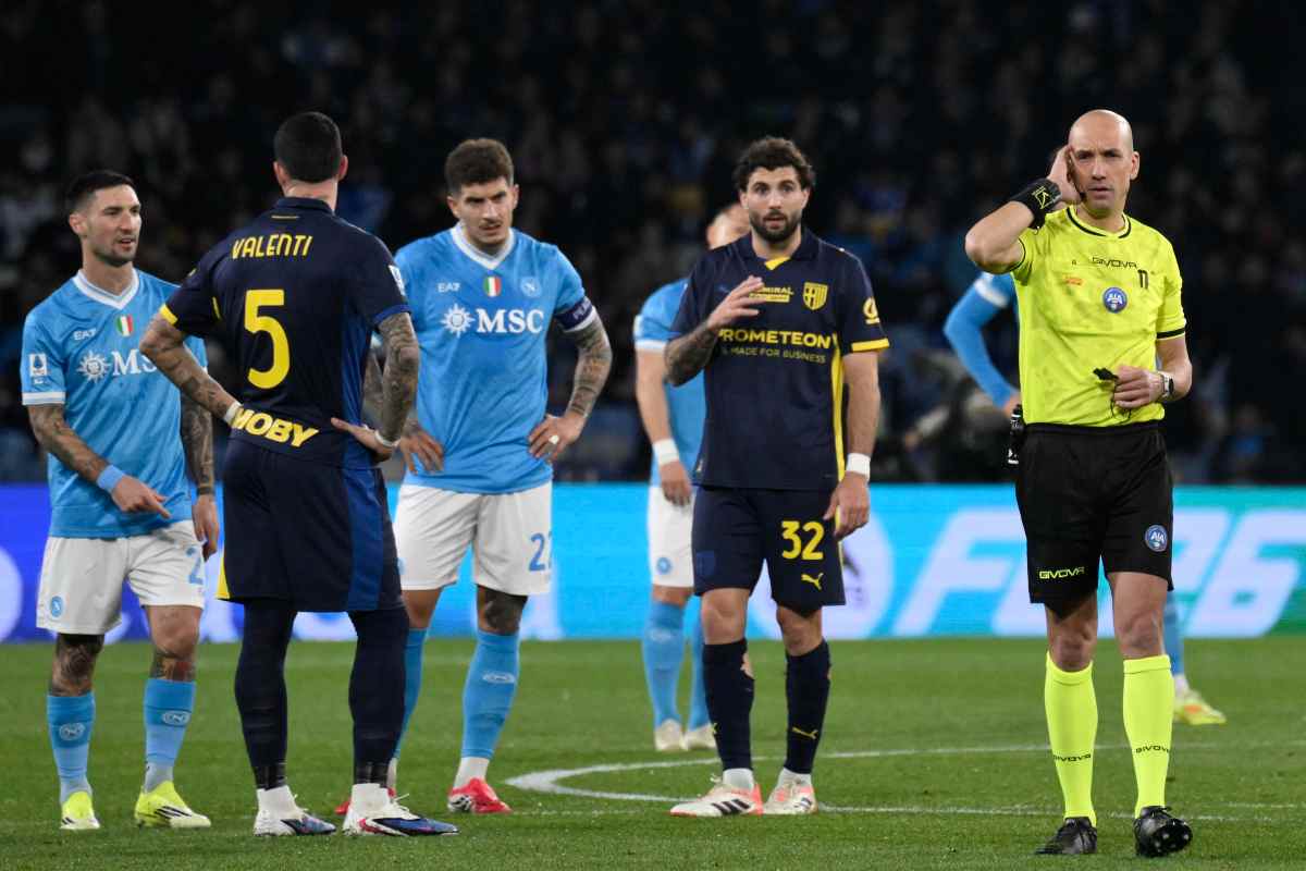 I giocatori del Napoli attorno all'arbitro Fabbri durante Napoli-Parma