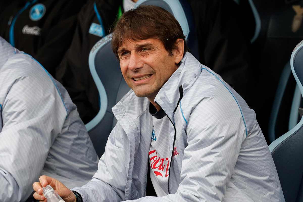 Antonio Conte segue la gara del Napoli dalla panchina