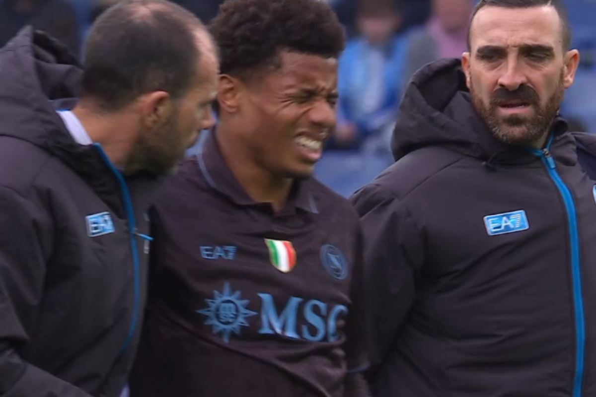 Neres esce dal campo per infortunio nella gara fra Lazio e Napoli