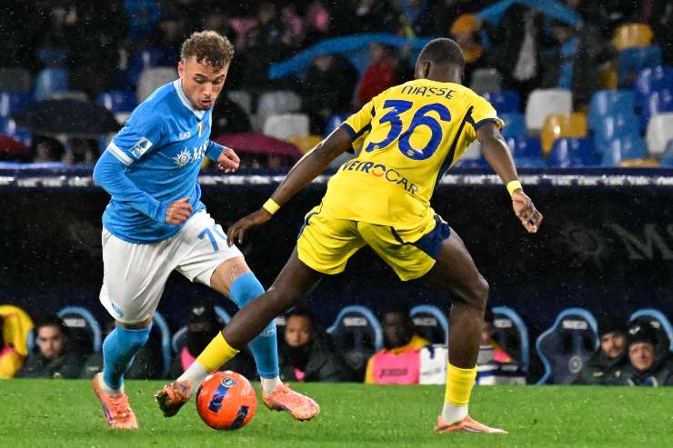 Noa Lang sfida in dribbling un giocatore in Serie A