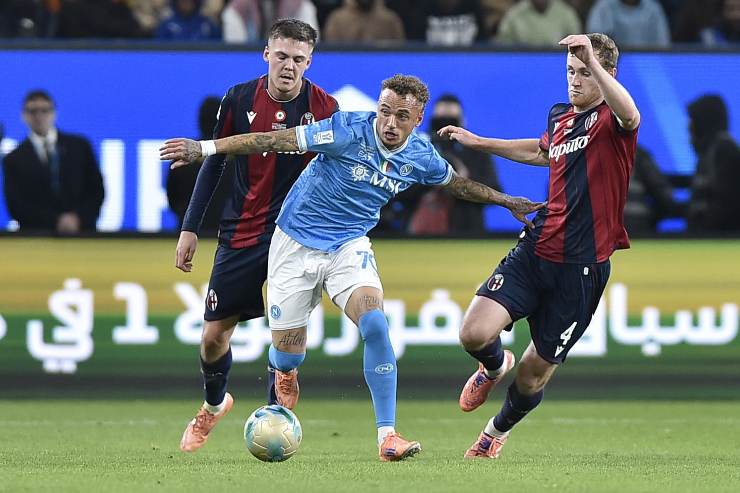 Lang in mezzo a due calciatori del Bologna