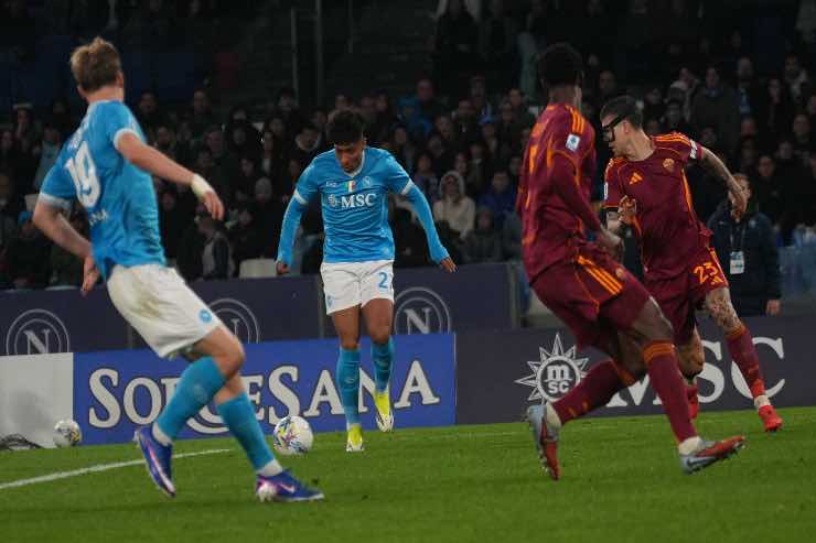Alisson Santos segna il primo gol con il Napoli. 