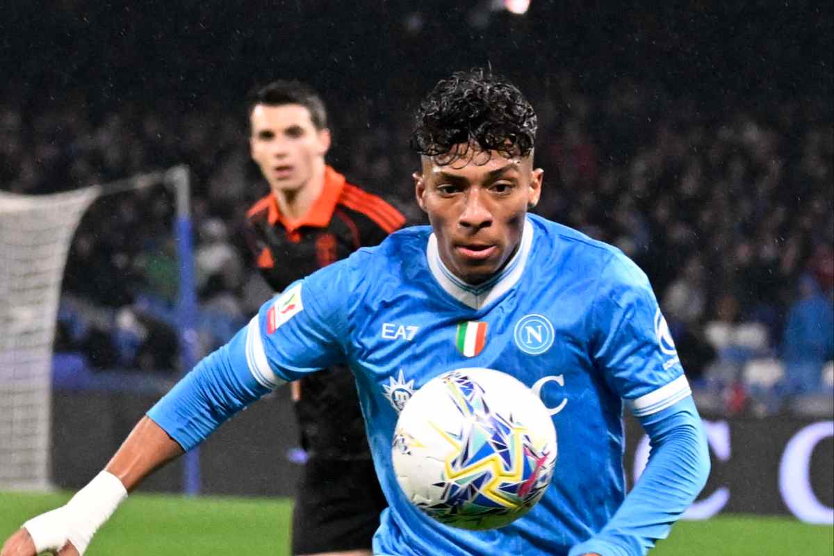 Alisson Santos che gioca una partita con il Napoli