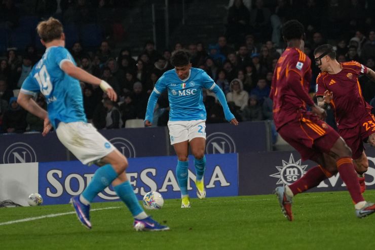 Alisson Santos, attaccante del Napoli, nel corso del match contro la Roma