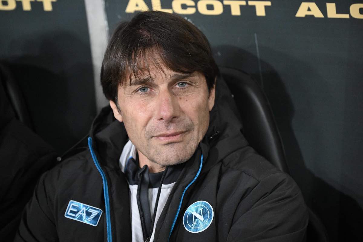 Antonio Conte in panchina nella gara contro il Genoa