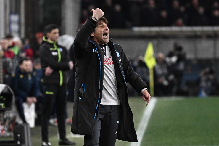 Antonio Conte guida la squadra durante Genoa-Napoli.