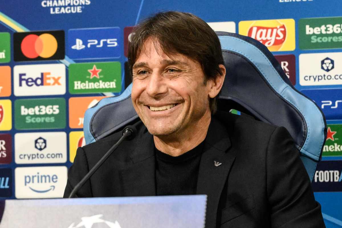 Conte sorridente in conferenza stampa