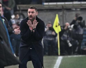 Daniele De Rossi protesta per la decisione dell'arbitro in Genoa-Napoli