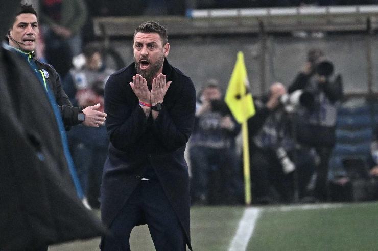 Daniele De Rossi protesta per la decisione dell'arbitro in Genoa-Napoli