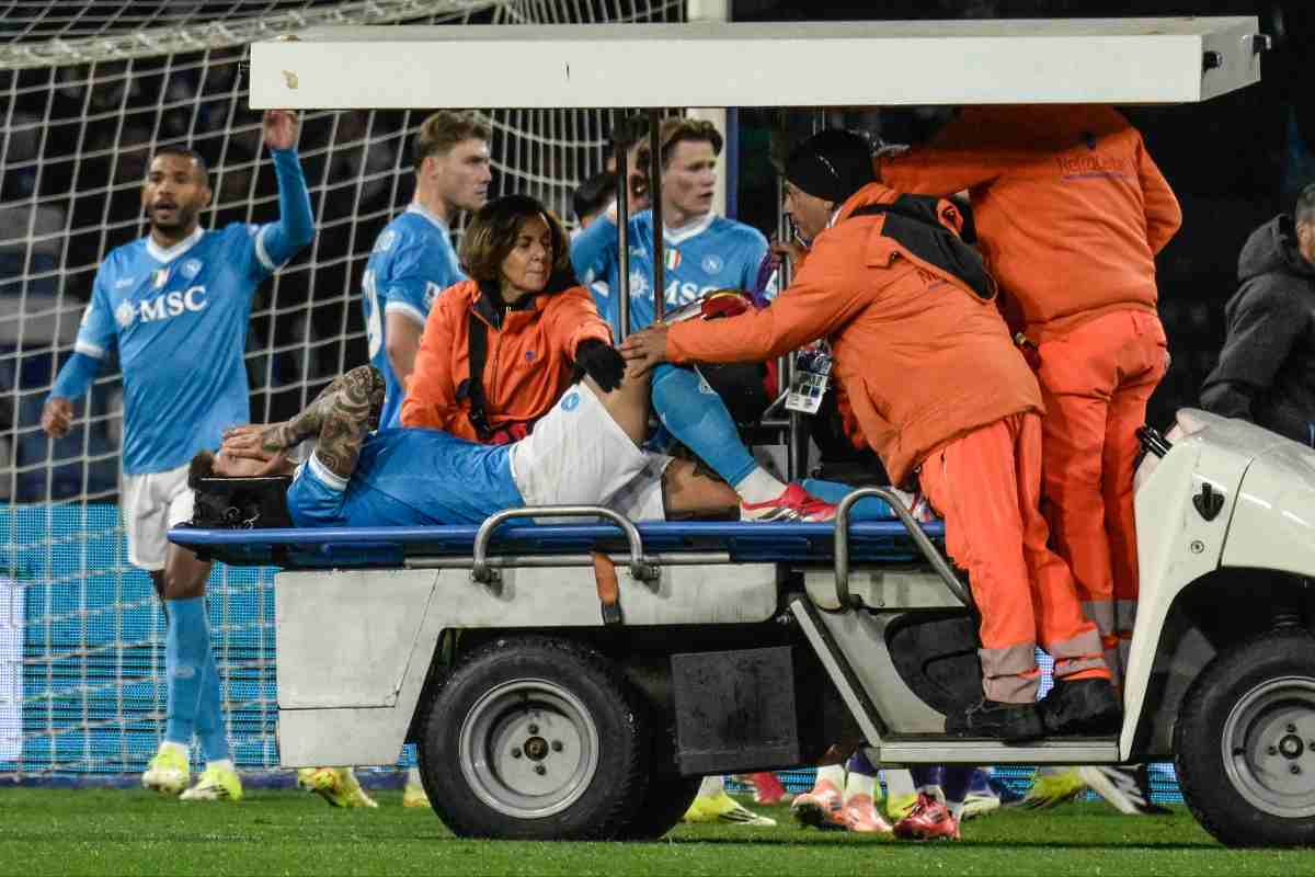 Giovanni Di Lorenzo portato via dal campo dopo il grave infortunio in Napoli-Fiorentina