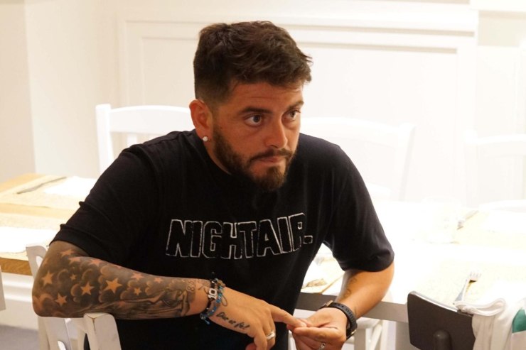 Diego Maradona Jr perplesso osserva qualcosa