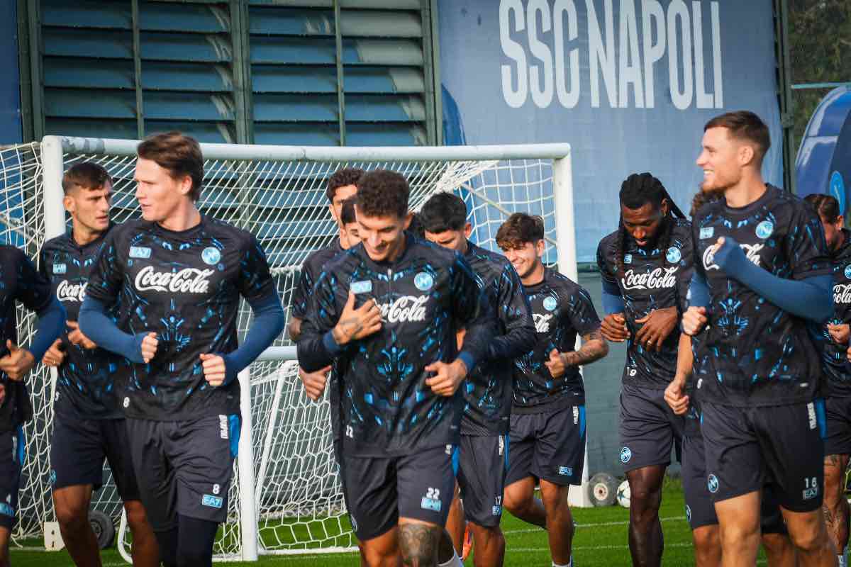 Il gruppo squadra del Napoli in primo piano. Ambrosino va al Modena