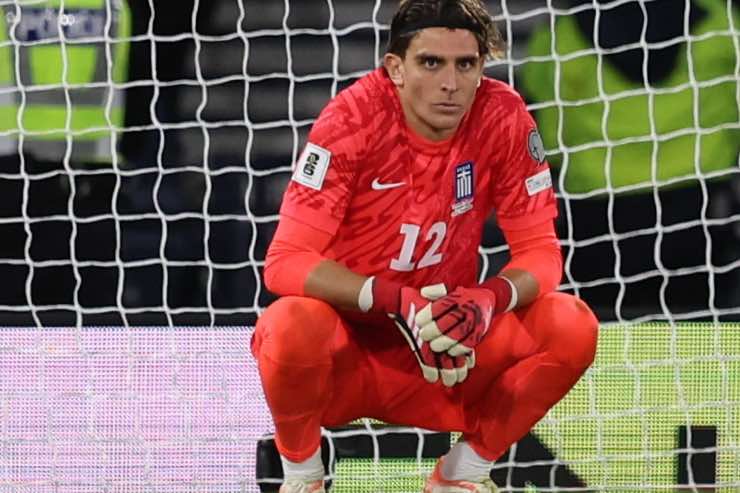 Kostantinos Tzolakis in campo con la nazionale greca
