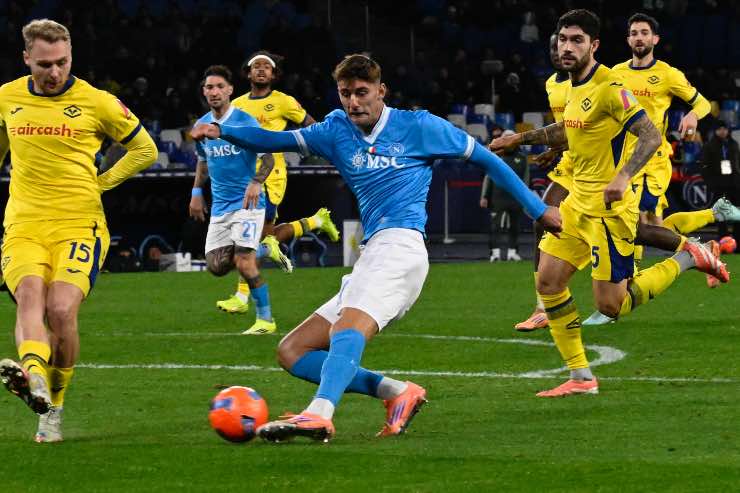 Lorenzo Lucca con la maglia del Napoli
