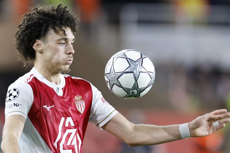 Maghnes Akliouche in campo con il Monaco