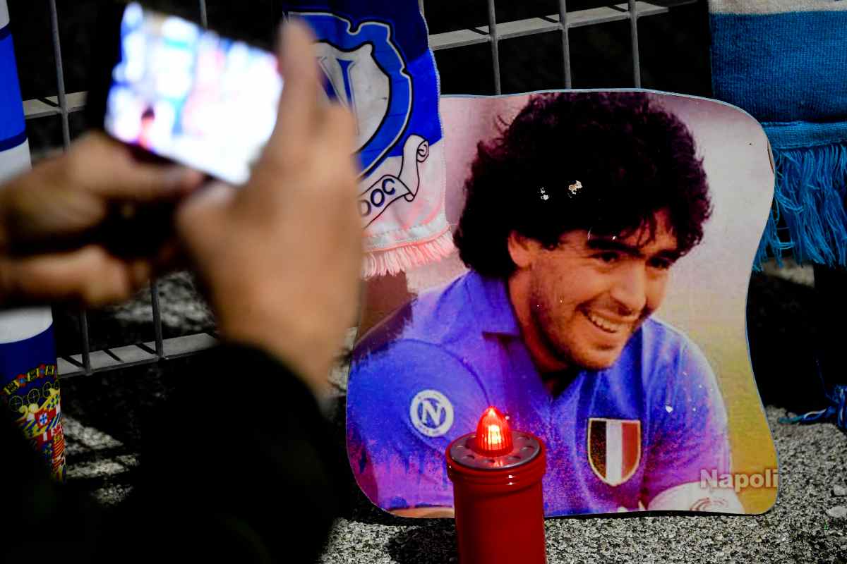 Omaggio a Maradona fuori lo stadio del Napoli