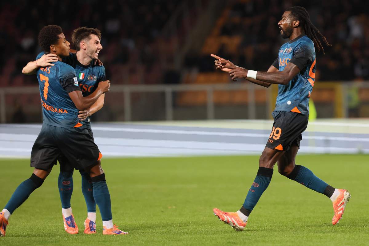 David Neres, Zambo Anguissa e Billy Gilmour festeggiano dopo la rete realizzata nel match tra Lecce e Napoli