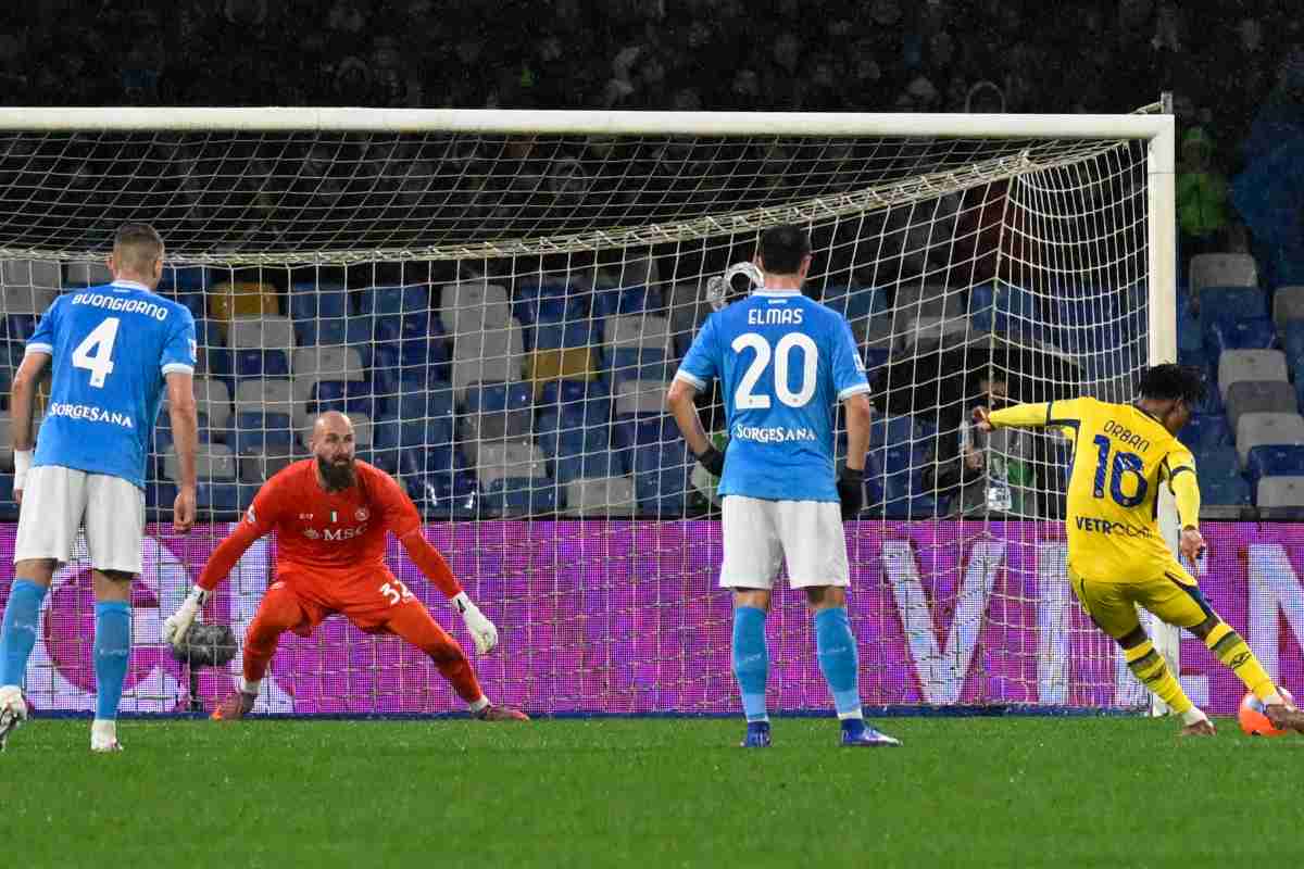 Gift Orban calcia il rigore dello 02 contro il Napoli.