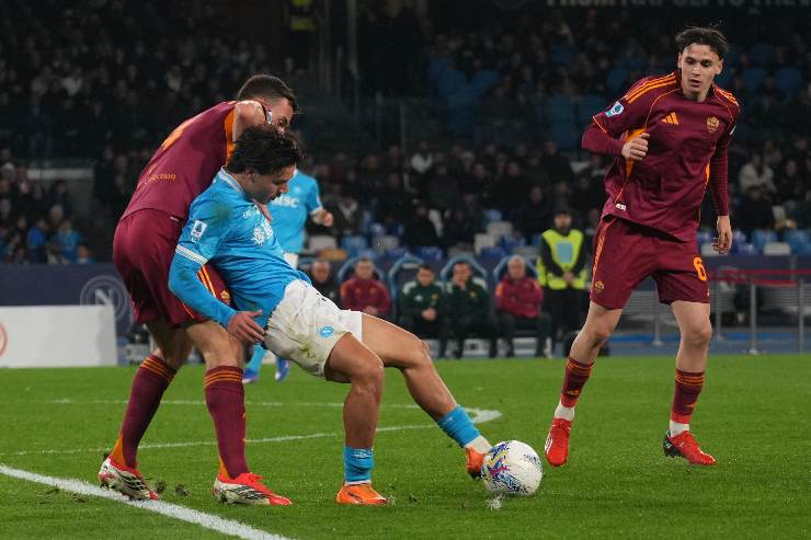 Vergara protegge palla durante Napoli-Roma di Serie A.