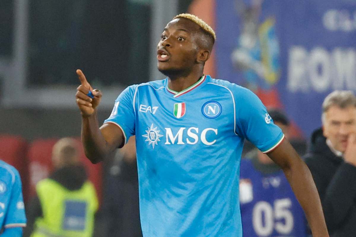 Victor Osimhen indica in campo