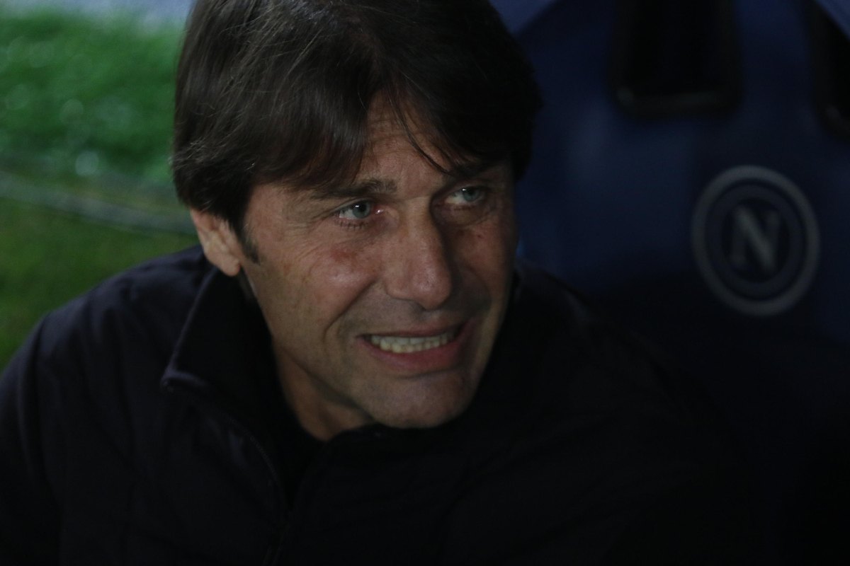 Antonio Conte in panchina con il Napoli con espressione preoccupata