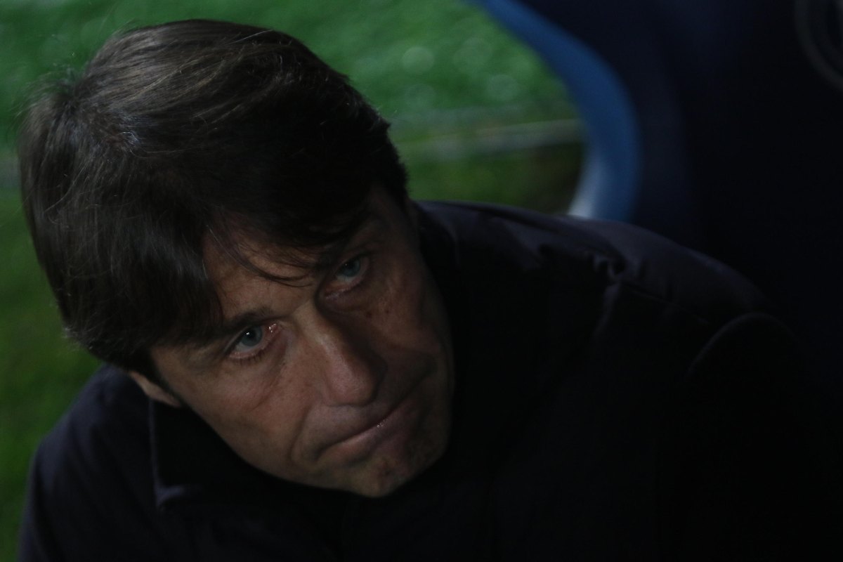 Antonio Conte preoccupato in panchina