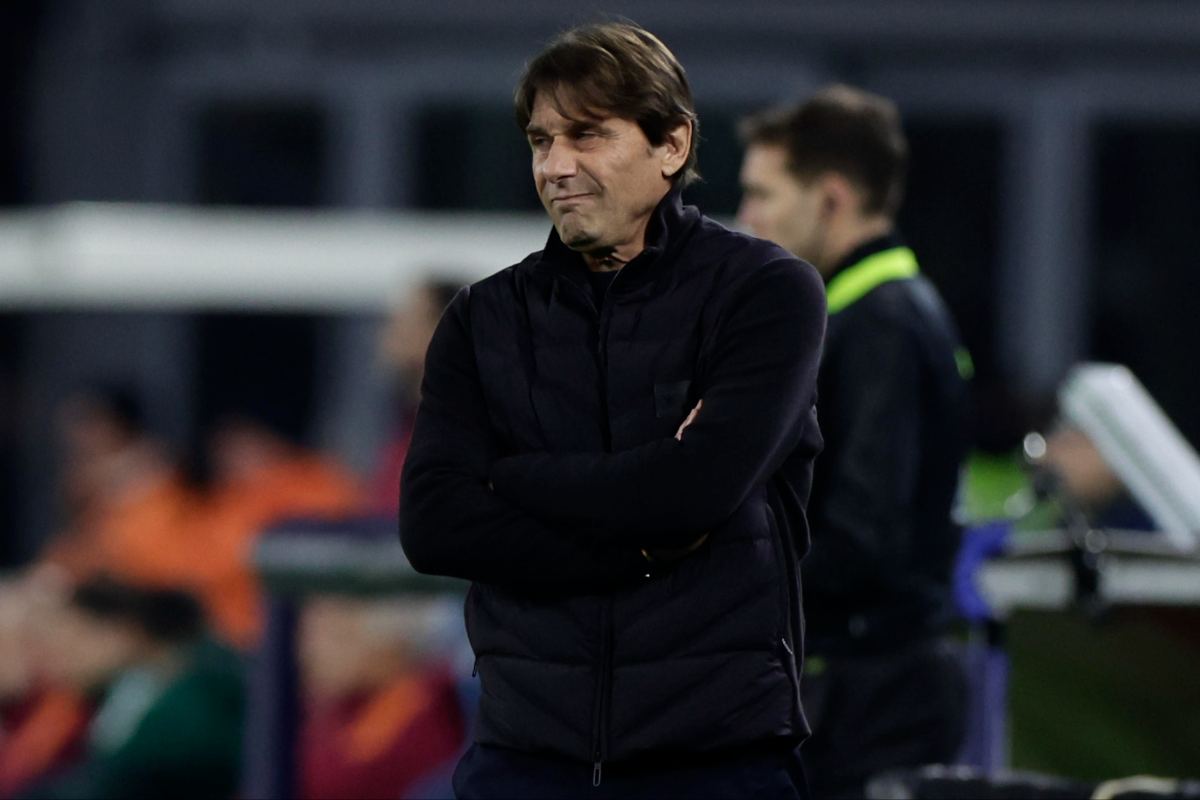 Antonio Conte con espressione delusa durante la partita del Napoli
