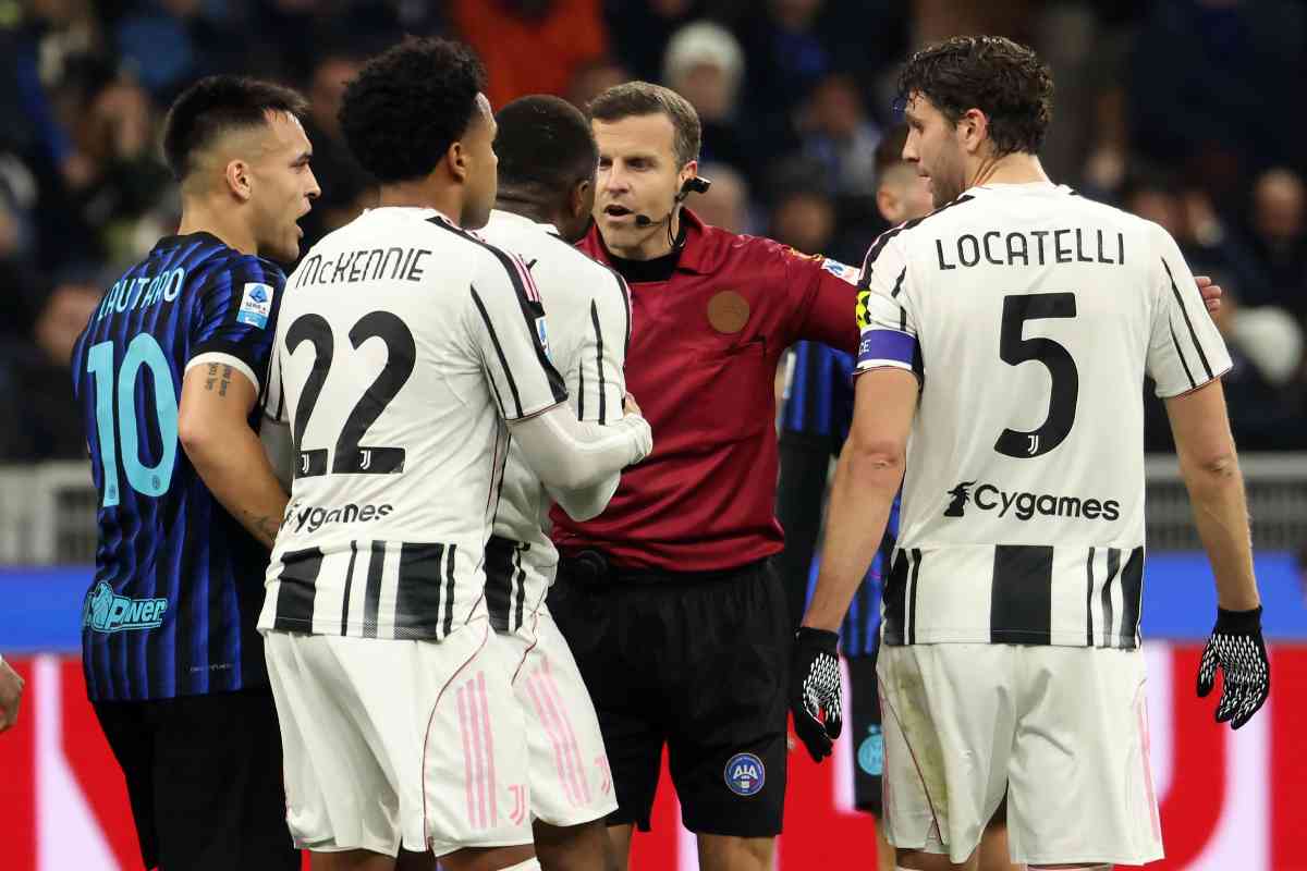 Le proteste dei calciatori della Juventu a seguito dell'espulsione di Kalulu contro l'Inter